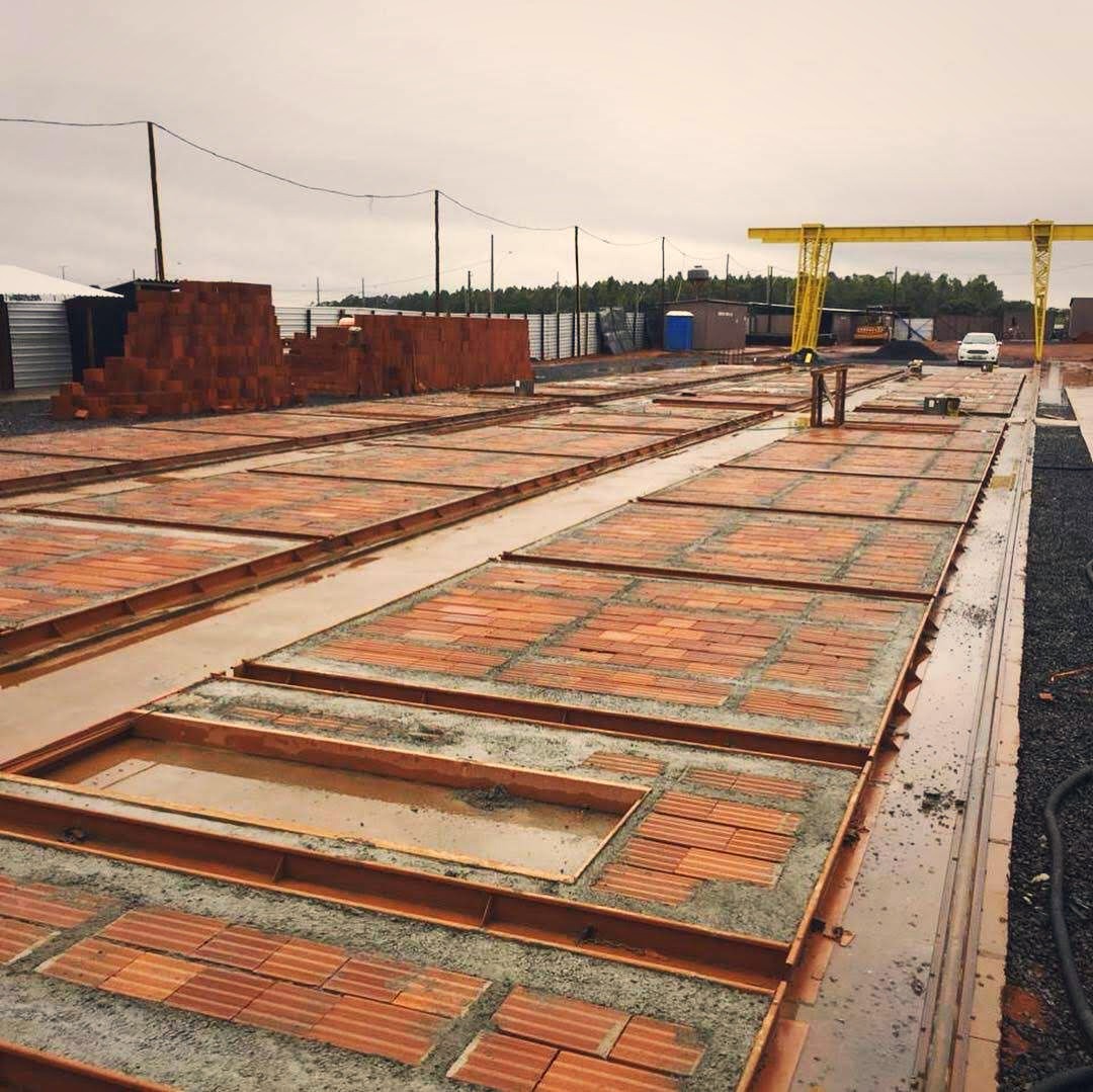Concretagem de painéis em pista de produção