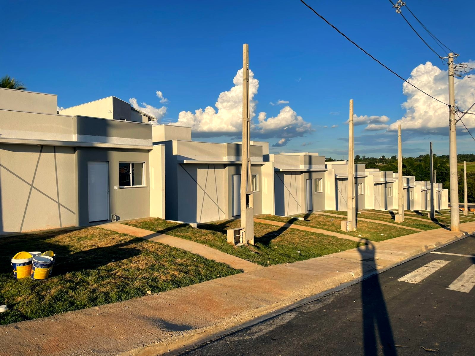 Rua de casas modernas entregues